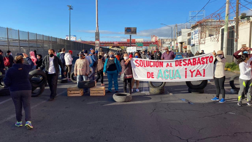 Manifestantes bloquean avenida Central, en Ecatepec; exigen suministro de agua