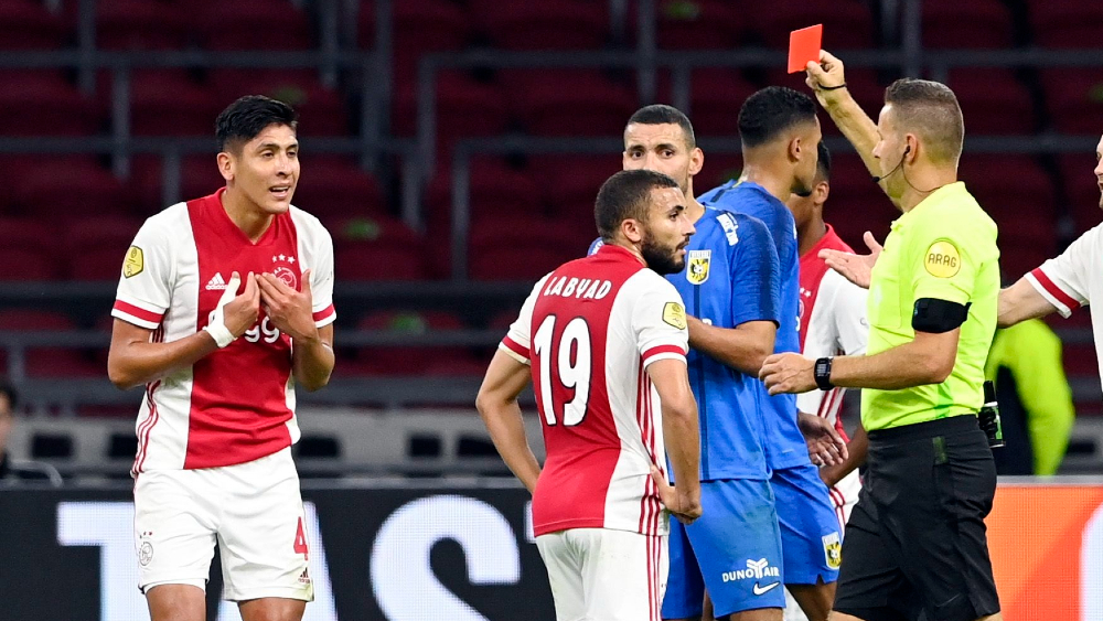 Ajax gana pese a la expulsión del mexicano Edson Álvarez