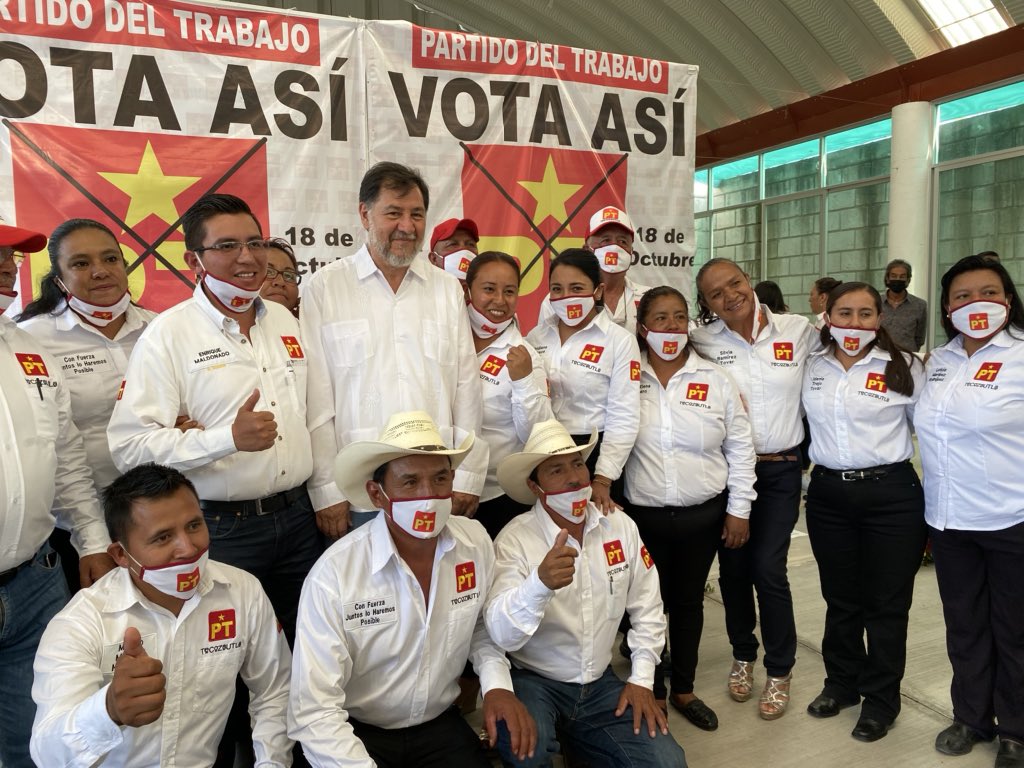 #Video Arrojan huevos en Hidalgo contra Fernández Noroña; acusa a candidato del PVEM