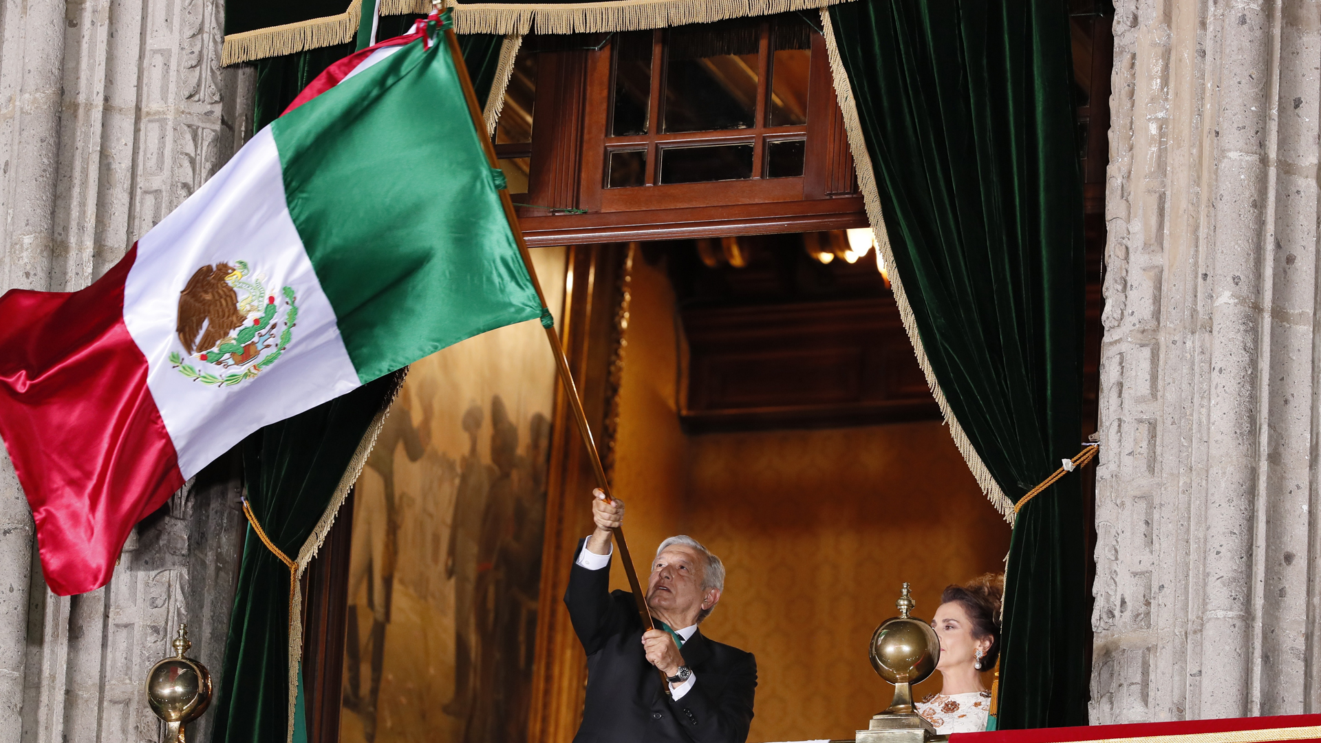 En un Zócalo vacío por la pandemia, AMLO recuerda en Grito de Independencia a pueblos indígenas, fraternidad y la esperanza - el-presidente-lopez-obrador-ondea-la-bandera-de-mexico-durante-grito-de-independencia