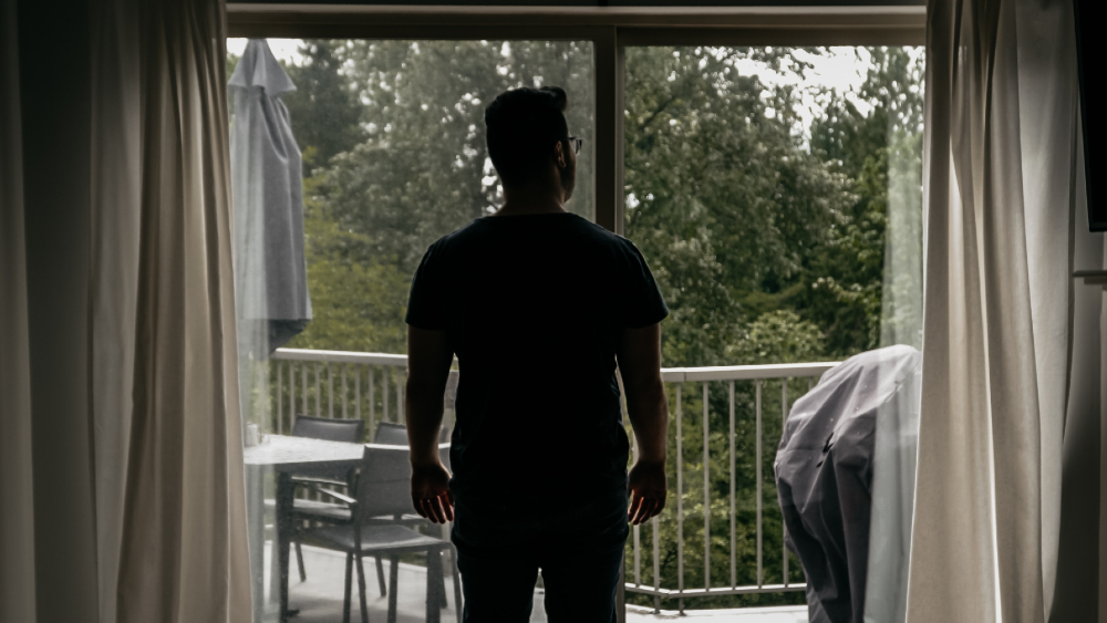 La mayoría de las personas infectadas con COVID-19 muestra síntomas