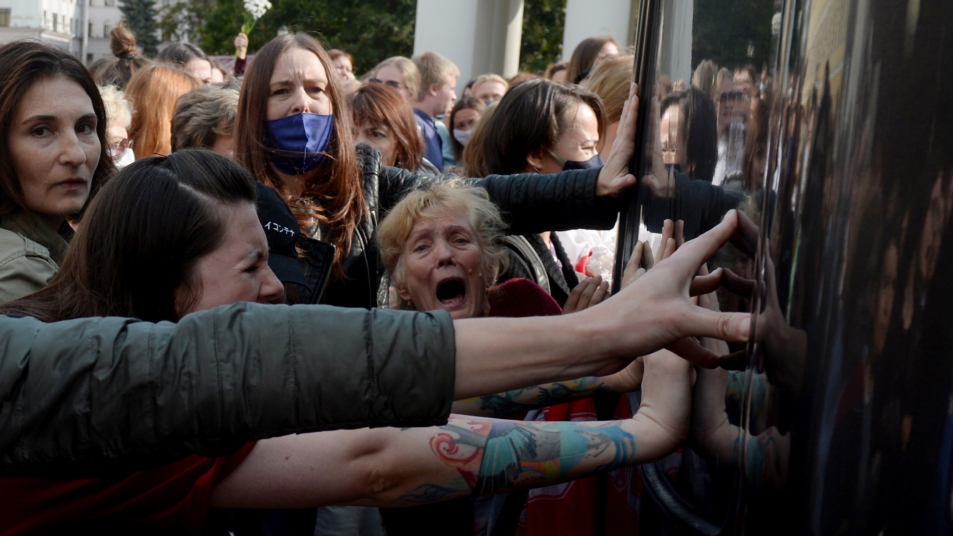 Detienen en Bielorrusia a más de 250 personas durante marcha contra el presidente Lukashenko - enfrentamiento-con-la-policia-durante-la-marcha-de-las-mujeres-en-minsk