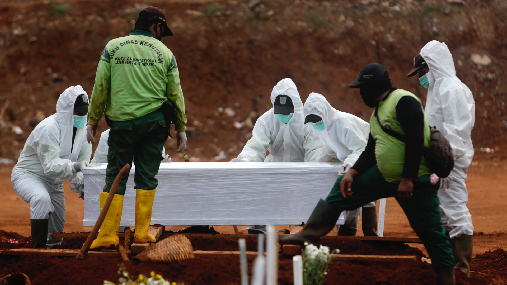 Obligan en Indonesia a quienes no usan cubrebocas a cavar tumbas para víctimas de COVID-19 - entierro-de-victima-de-covid-19-en-indonesia