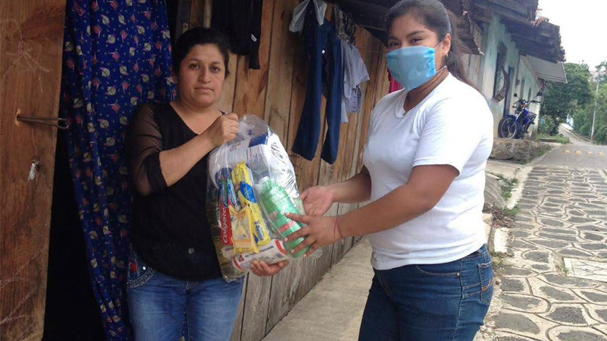 Universidad Anáhuac se suma a iniciativa para otorgar despensas a familias afectadas por crisis del COVID-19 - entrega-de-despensa-a-familias-por-parte-del-programa-familias-sin-hambre