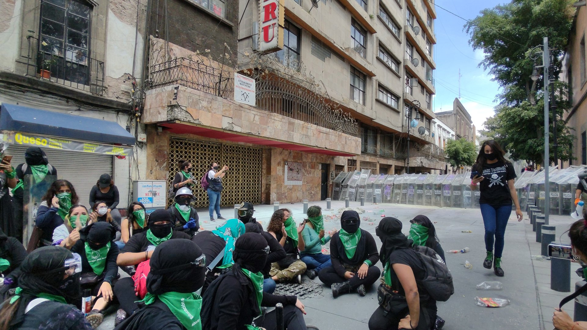 Feministas chocan con policías en el Centro de la Ciudad de México