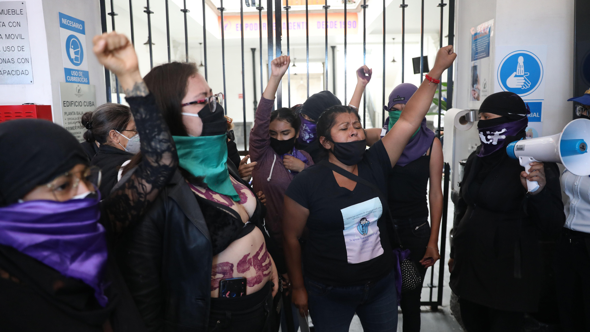 Mantienen feministas toma de instalaciones de la CNDH en CDMX