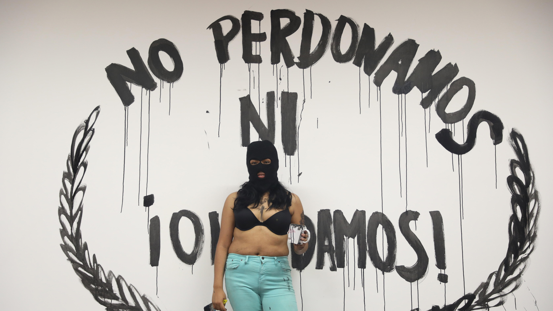 Ofrece Ricardo Monreal mediar entre CNDH y feministas - feministas-hicieron-pintas-al-interior-de-las-instalaciones-de-la-cndh-en-la-cdmx