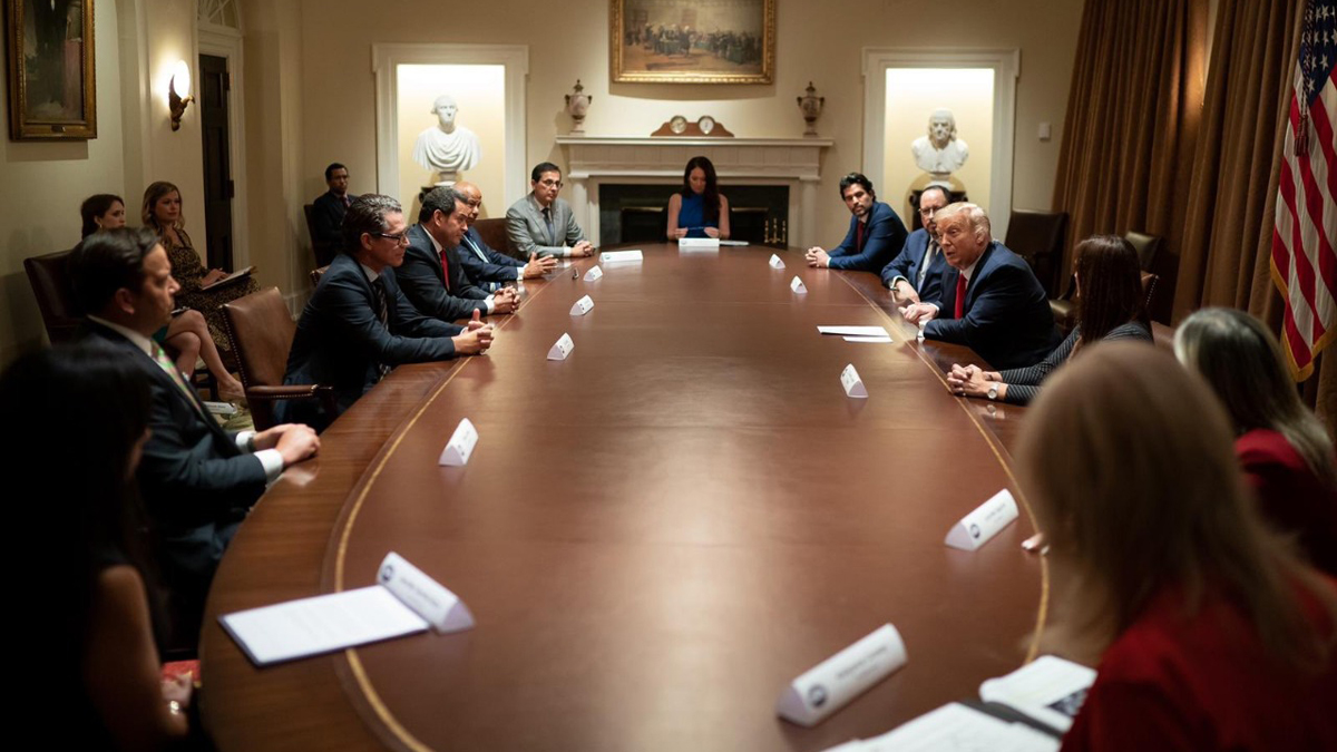 Nomina Trump a Eduardo Verástegui para puesto clave en su administración - firma-de-la-orden-ejecutiva-con-la-que-donald-trump-lanzo-la-iniciativa-para-la-prosperidad-hispana