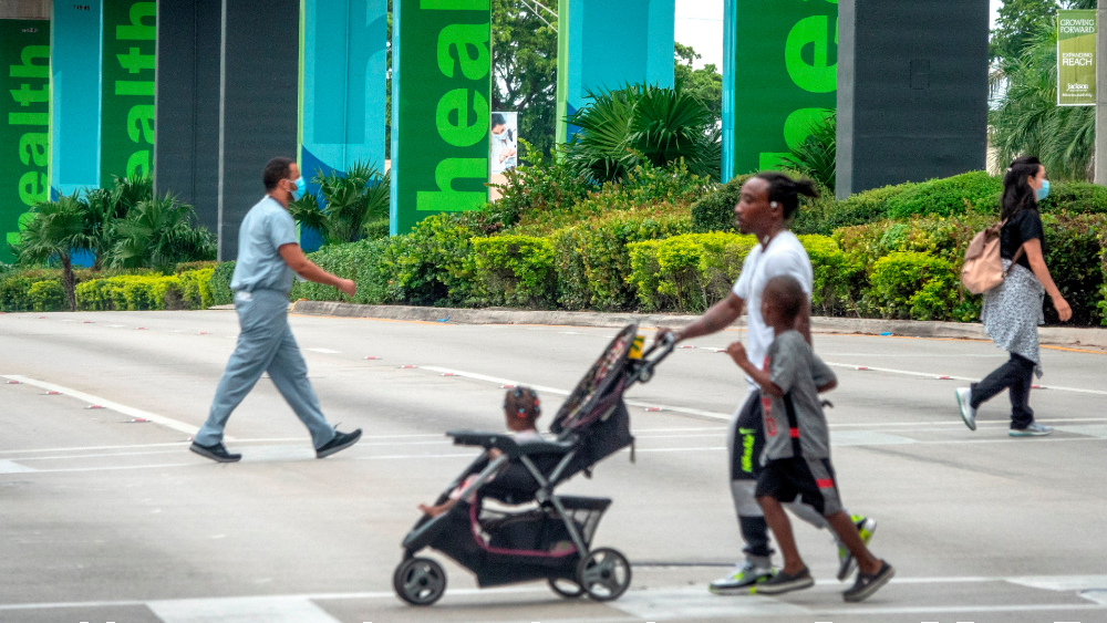Suben casos diarios de COVID-19 en Florida y baja el número de muertes
