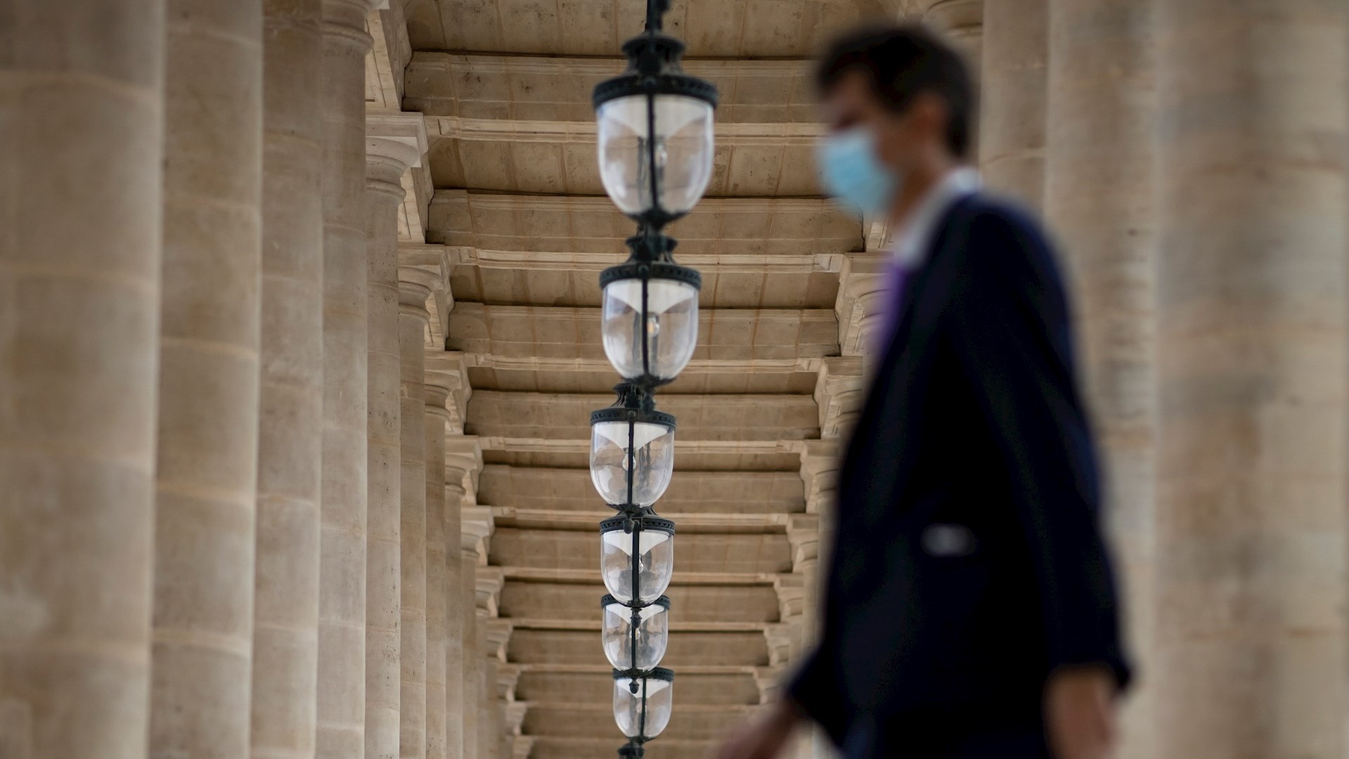 Nuevo récord de casos de COVID-19 en Francia: 13 mil 498 en un día