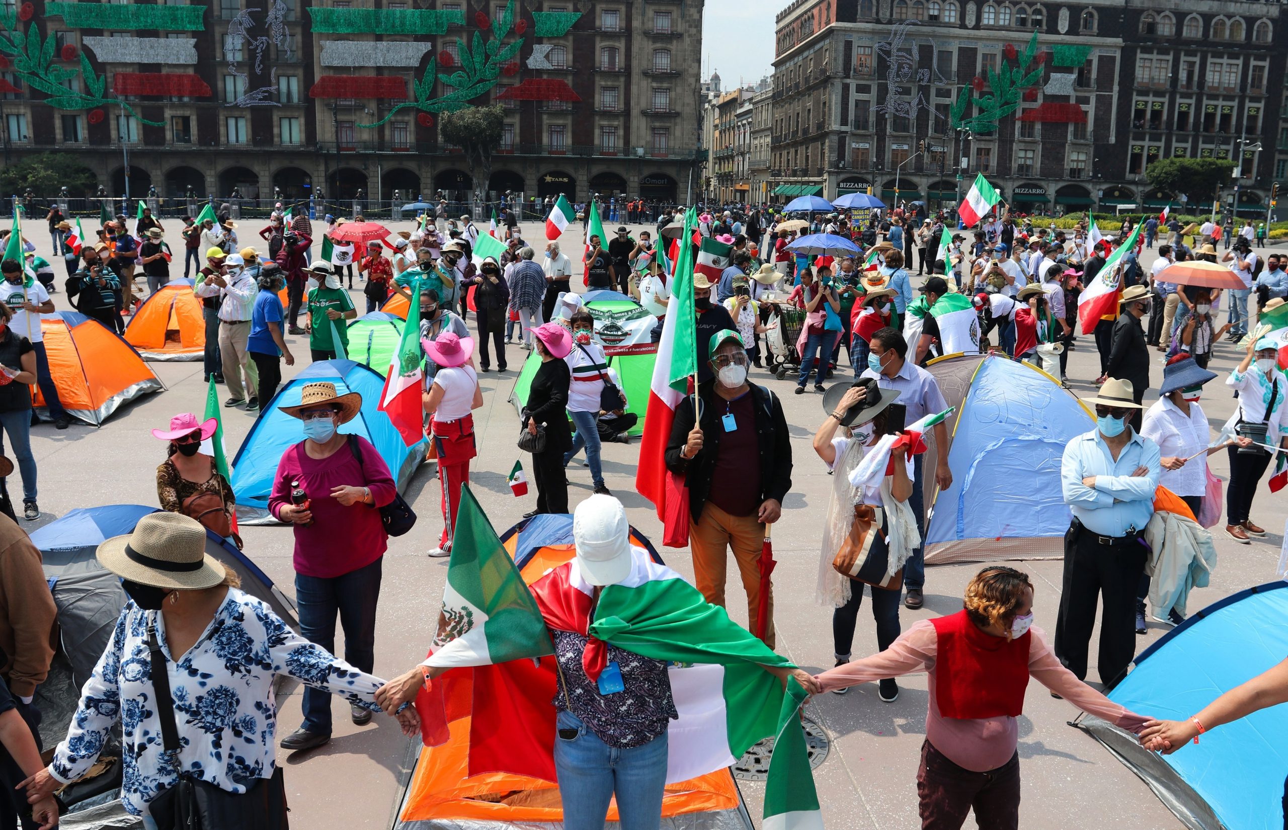 Gobierno capitalino llama “conservadores” a manifestantes de FRENAAA en el Zócalo