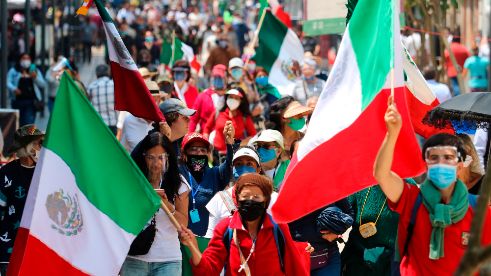 Pide AMLO a sus simpatizantes que no molesten campamento de FRENAAA en el Zócalo