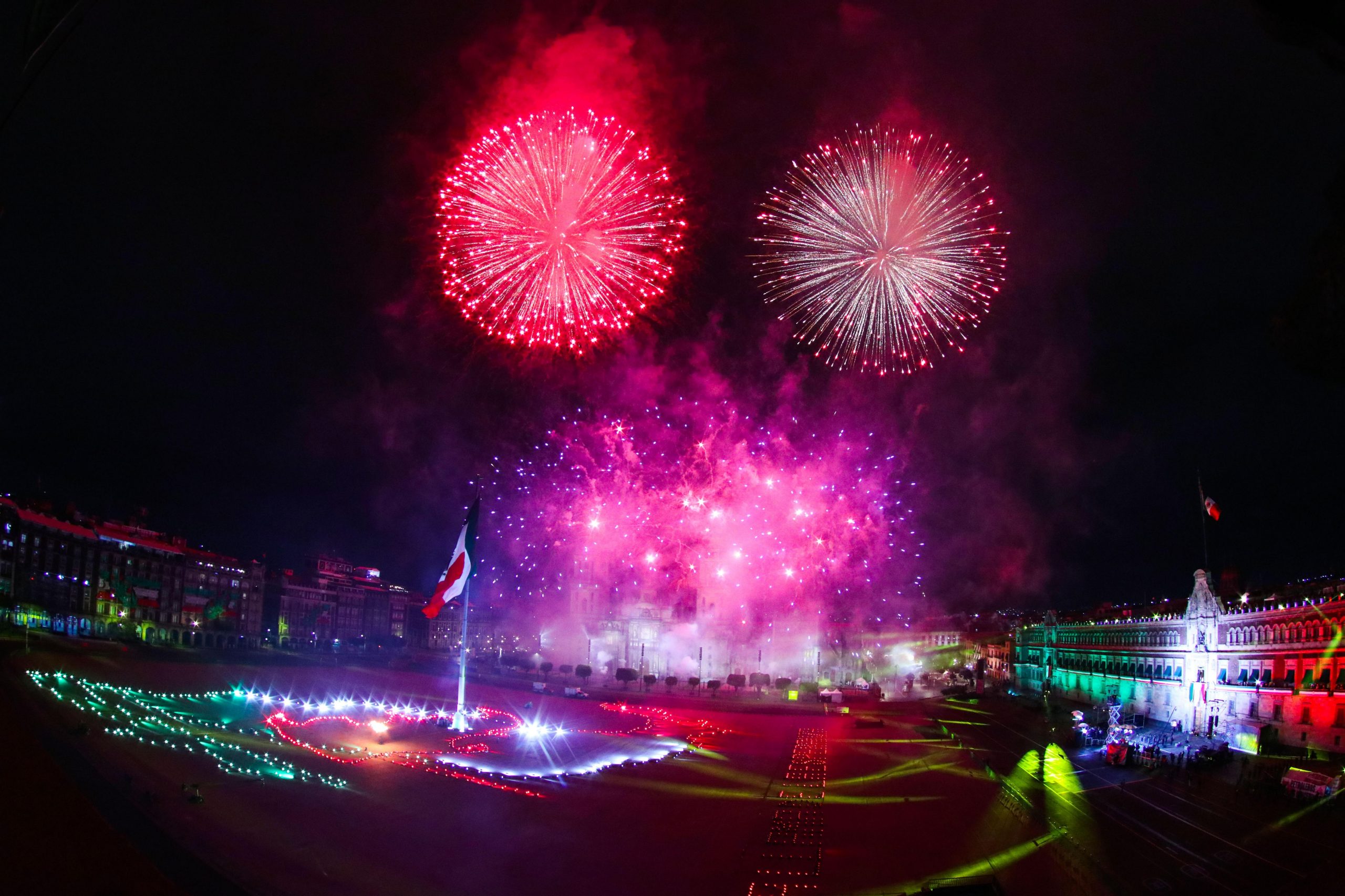 En un Zócalo vacío por la pandemia, AMLO recuerda en Grito de Independencia a pueblos indígenas, fraternidad y la esperanza - fuegos-pirotecnicos-scaled