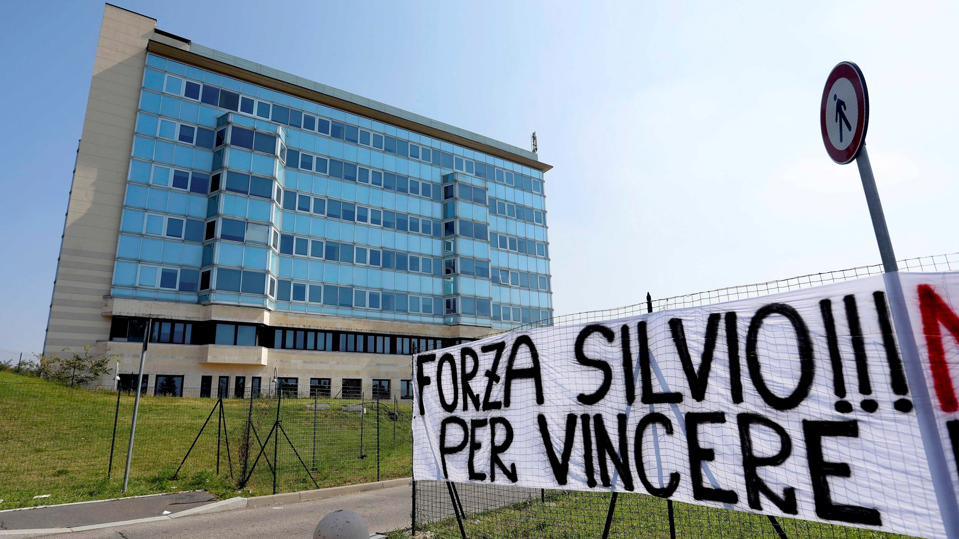 Berlusconi, en estado delicado de salud tras dar positivo a COVID-19 - hospital-de-milan-donde-se-encuentra-silvio-berlusconi