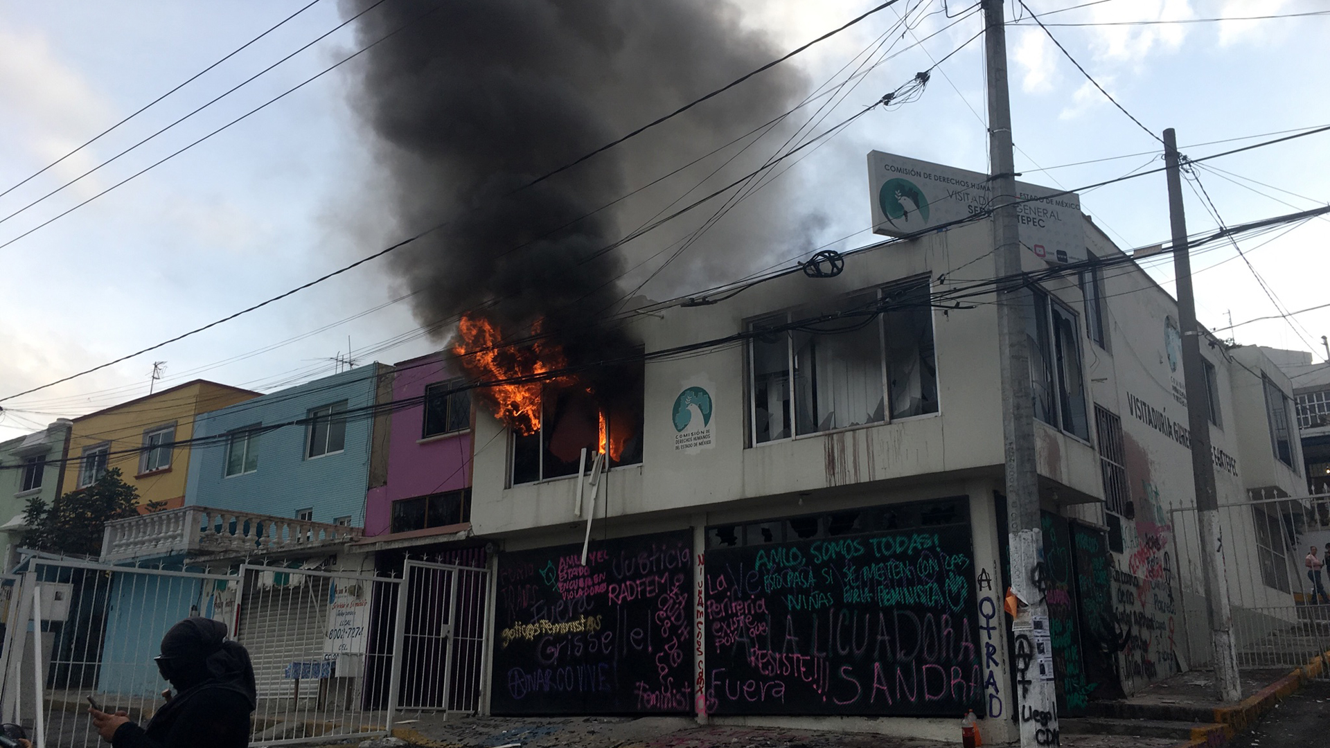 #Video Feministas incendian la Codhem en Ecatepec