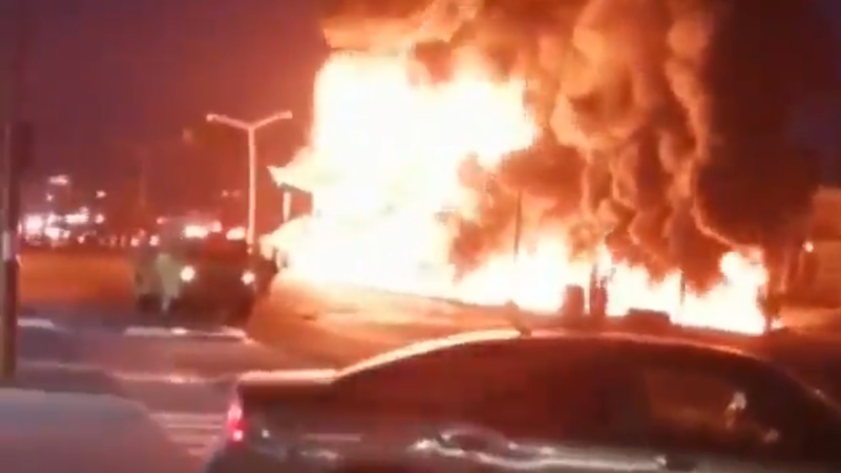 #Video Arde pipa de Pemex en Rosarito, BC, tras choque y causa apagón