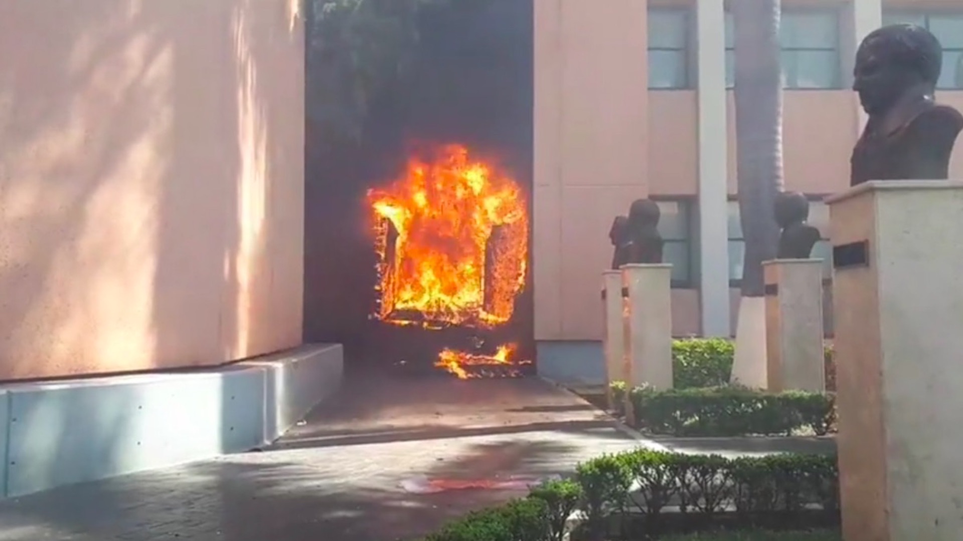 #Video Normalistas de Ayotzinapa vandalizan Congreso de Guerrero; gobernador Astudillo reprueba violencia