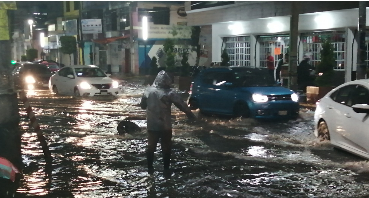 #Video Fuertes lluvias provocan severas inundaciones en Iztapalapa; suspenden ceremonia del Grito de Independencia