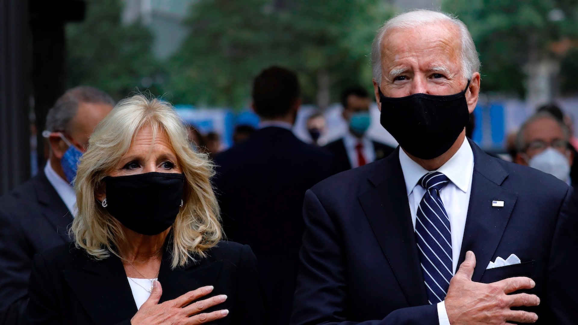 Estados Unidos recuerda atentados terroristas en ceremonia inusual por COVID-19 - joe-biden-y-su-esposa