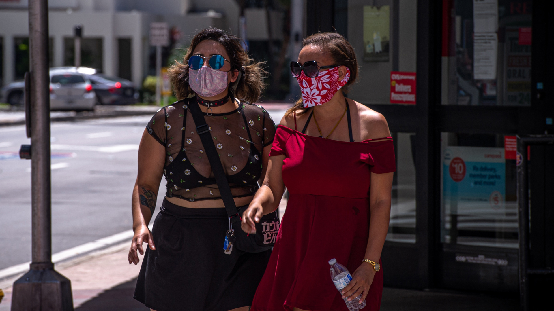 Rebasa EE.UU. las 197 mil muertes por COVID-19; suma 6.67 millones de casos - jovenes-en-florida-con-cubrebocas-para-prevenir-el-covid-19