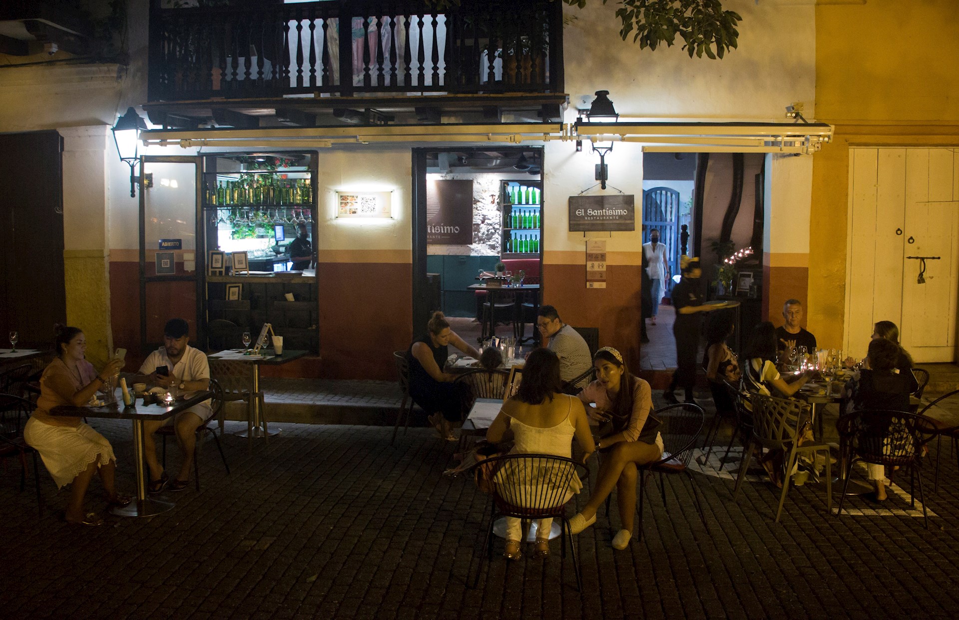 Cartagena de Indias regresa con cautela a la vida nocturna