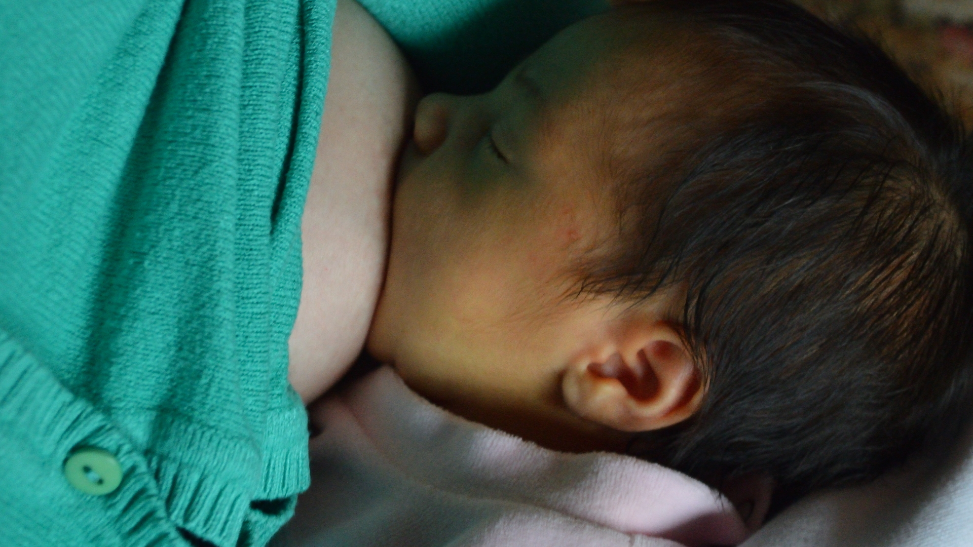 Leche materna humana ayuda a matar el virus que causa COVID-19, aseguran expertos chinos