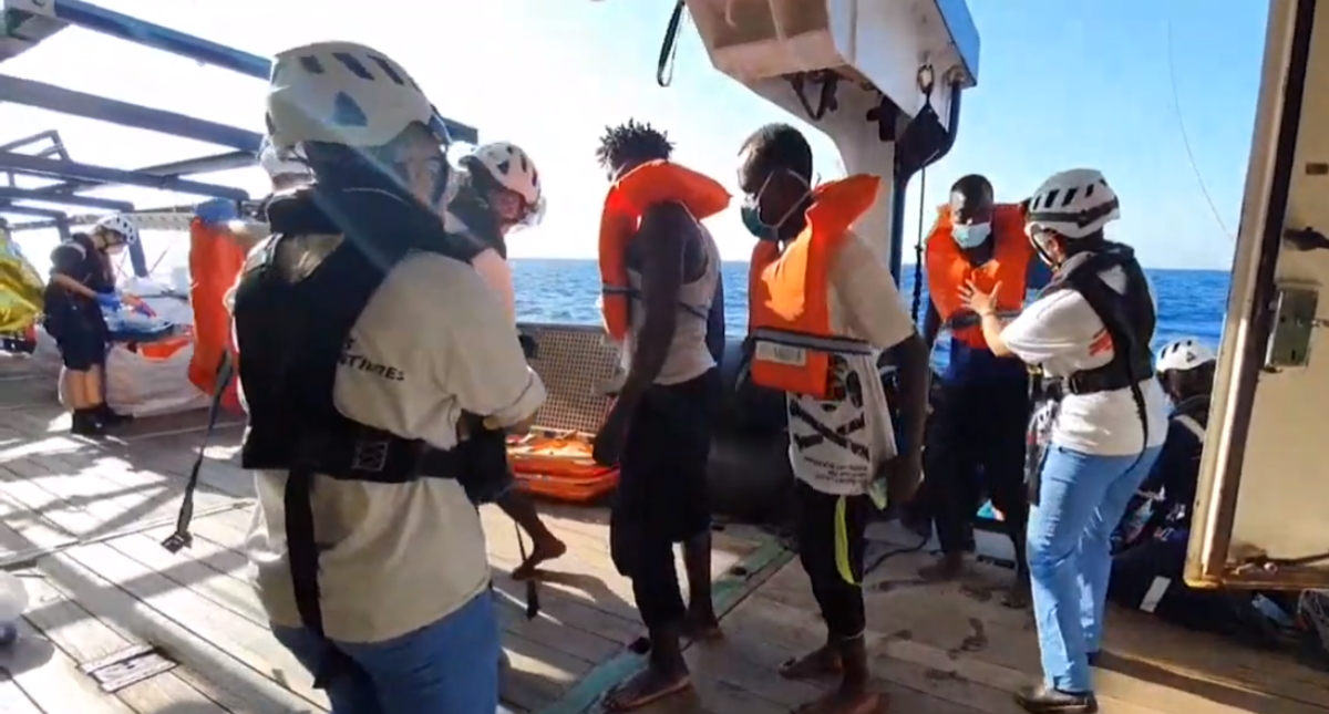 Más de 300 migrantes rescatados cerca de Italia esperan un puerto Más de 300 migrantes rescatados cerca de Italia esperan un puerto