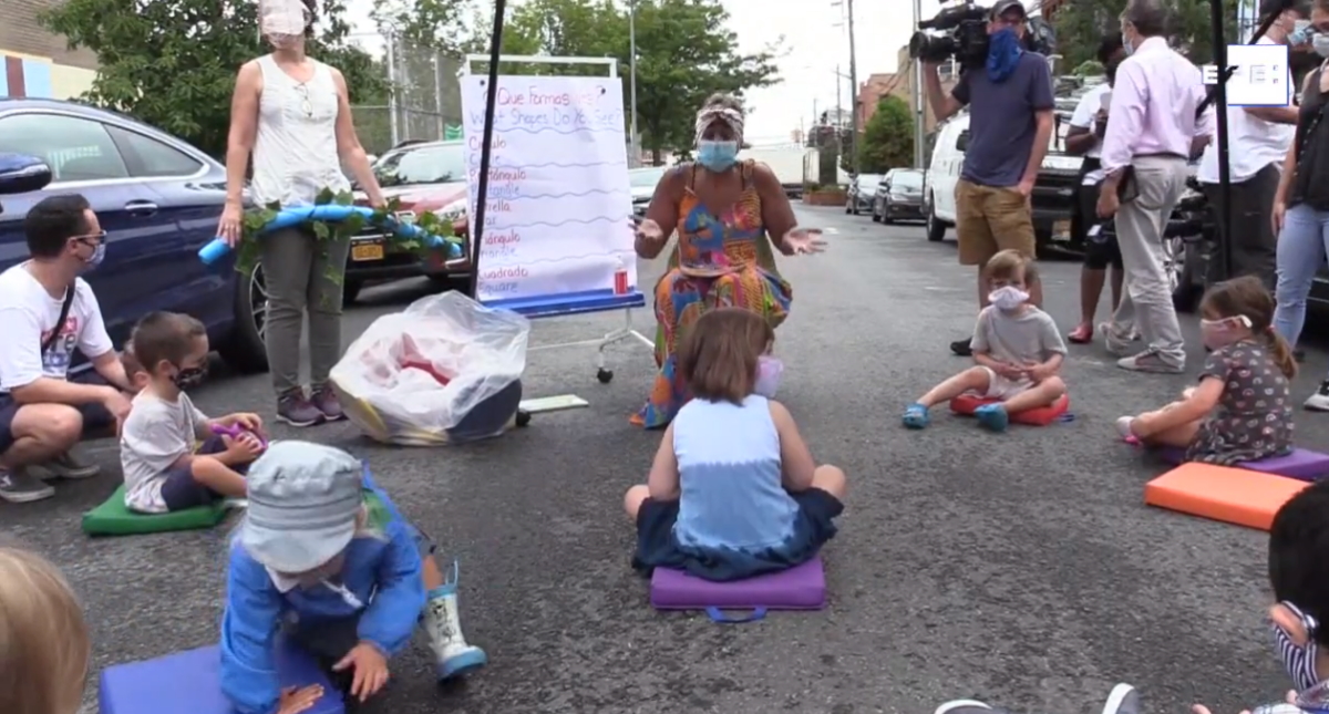 Escuela en NY ensaya clases al aire libre para los más pequeños