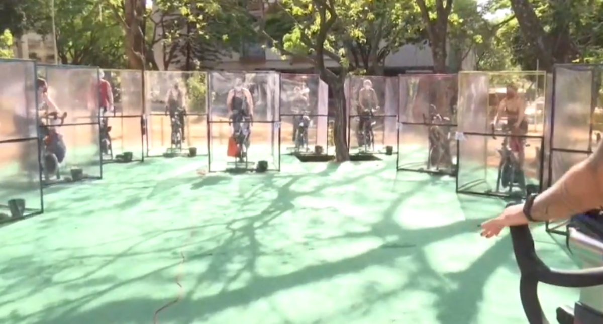Gimnasio en Brasil innova con clases de spinning al aire libre