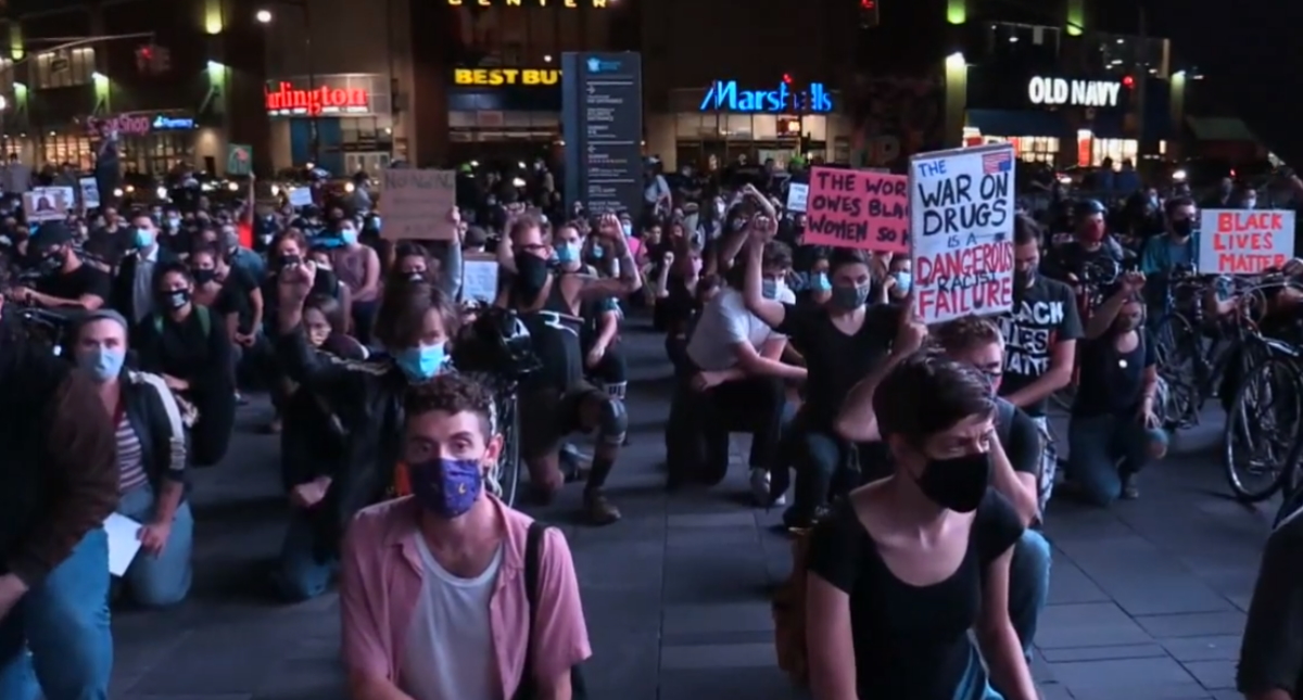 Policías heridos y decenas de detenidos en disturbios raciales en Louisville Policías heridos y decenas de detenidos en disturbios raciales en Louisville