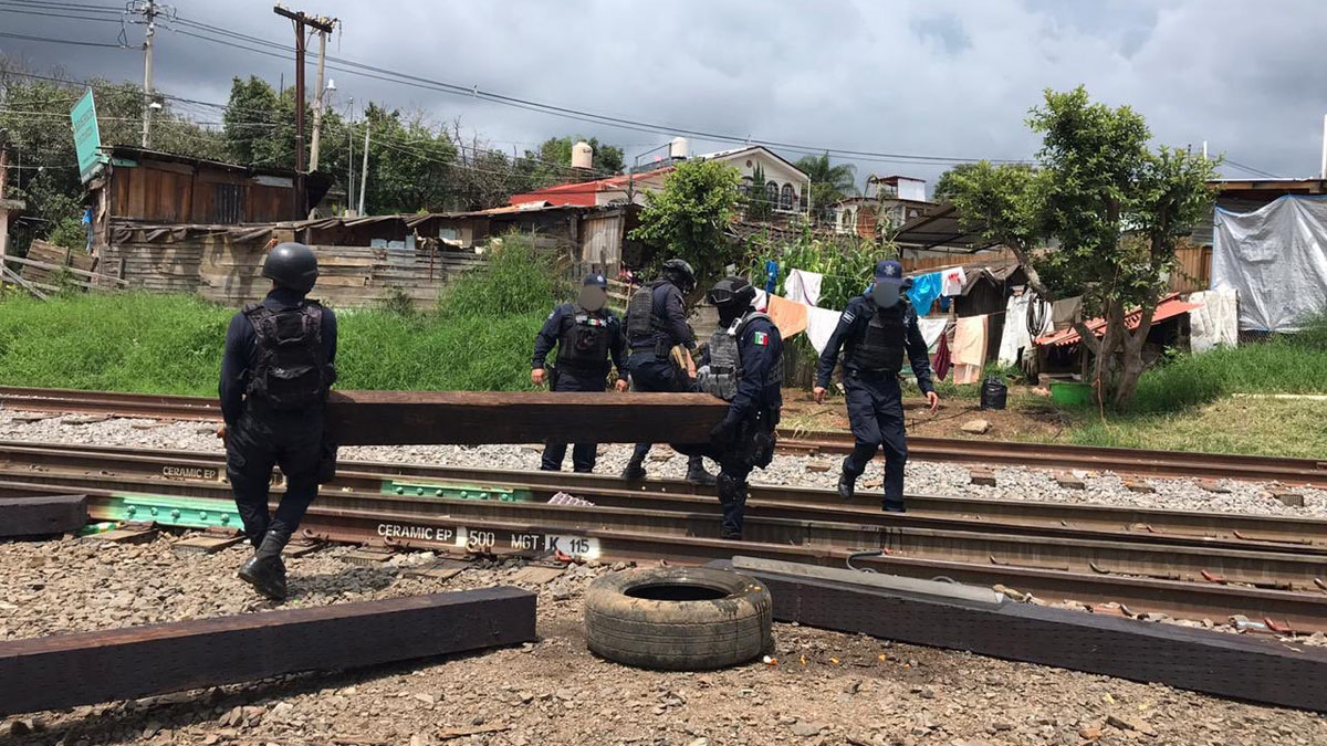 Liberan vías del tren en Michoacán bloqueadas por la CNTE