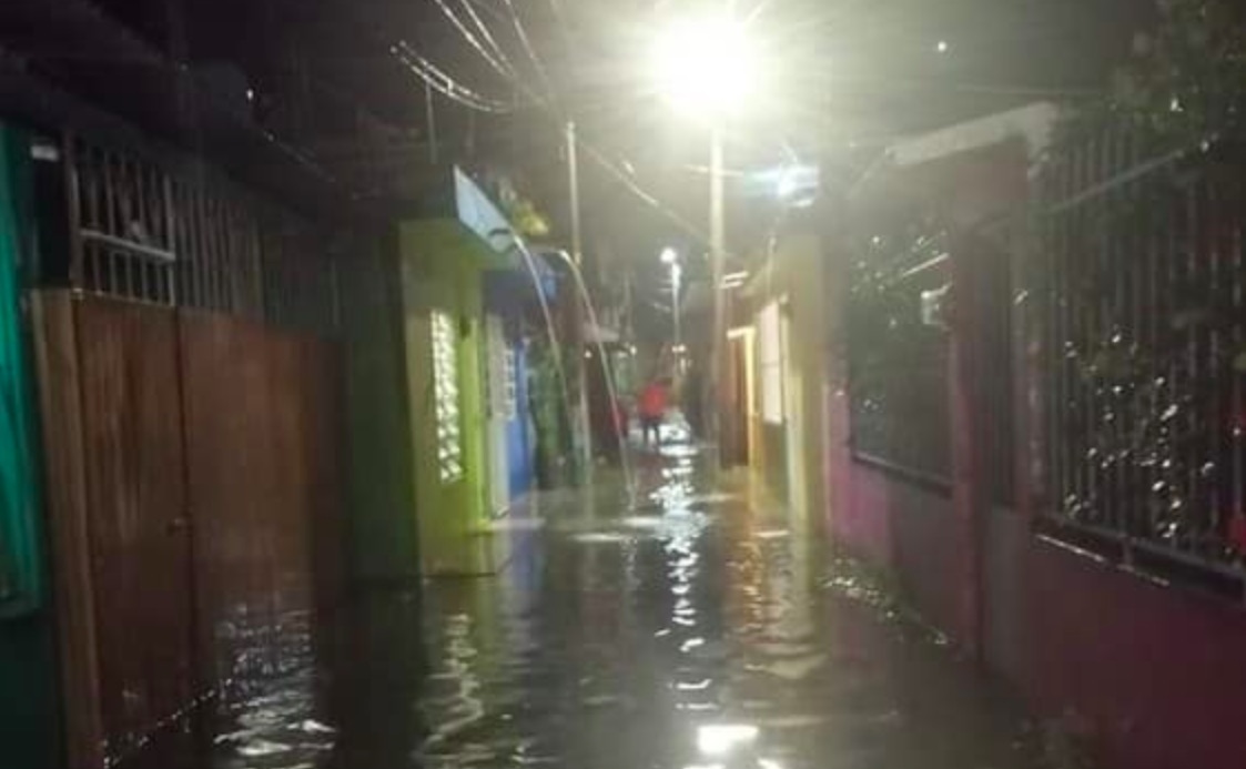 Remanentes de Nana provocan fuertes lluvias en Tabasco, Veracruz y Oaxaca; Puerto Ángel está cerrado a la navegación - lluvias-nana-tacotalpa