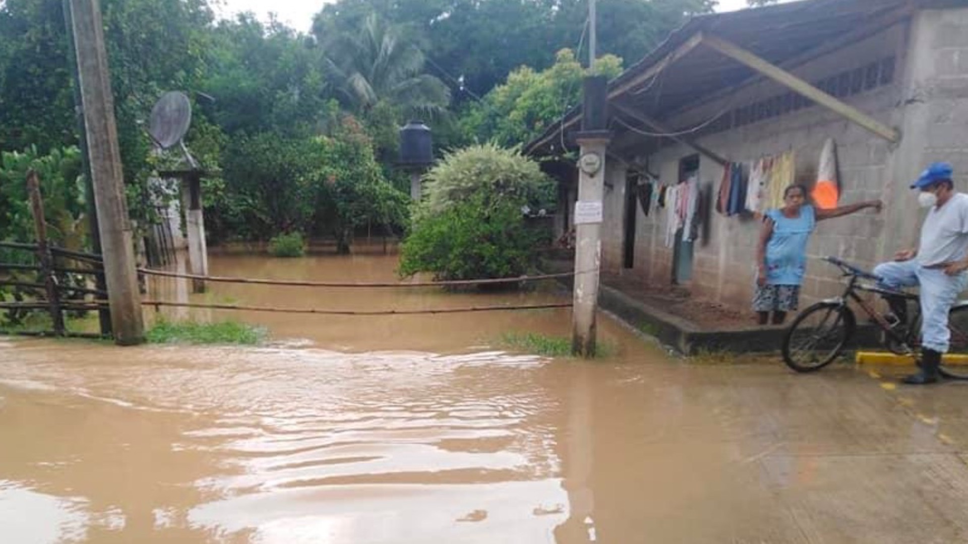 Remanentes de Nana provocan fuertes lluvias en Tabasco, Veracruz y Oaxaca; Puerto Ángel está cerrado a la navegación