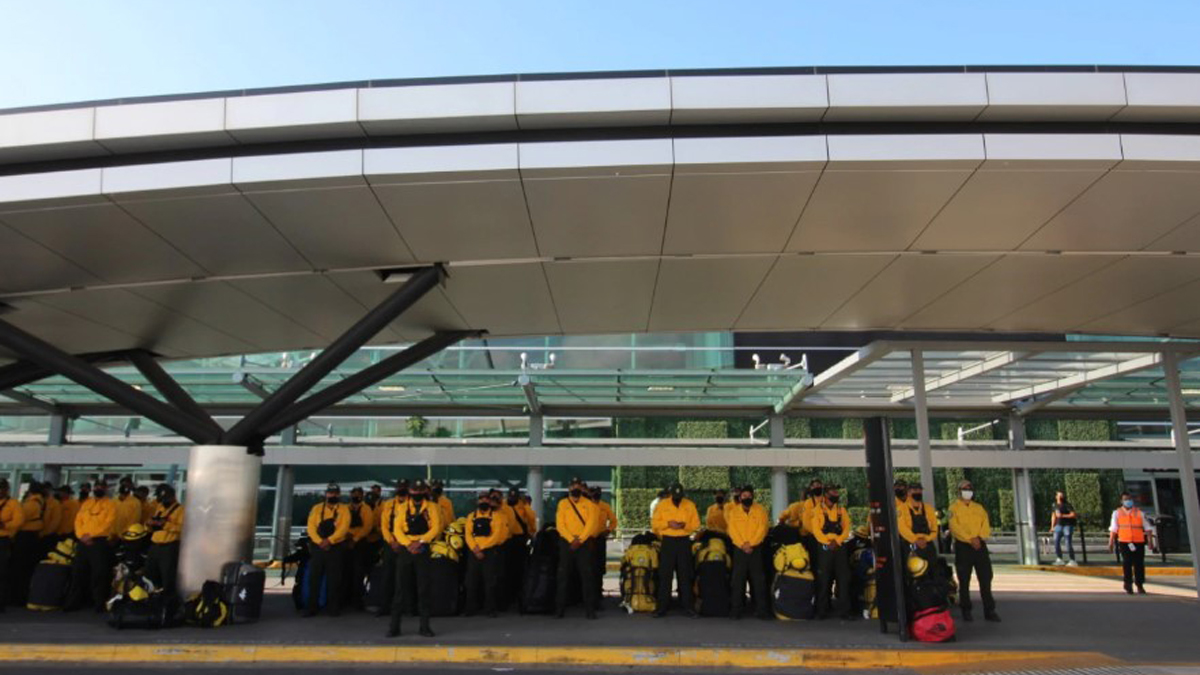 México envía a EE.UU. a 100 combatientes para controlar incendios en California - los-combatientes-partieron-a-eeuu-del-aeropuerto-internacional-de-guadalajara