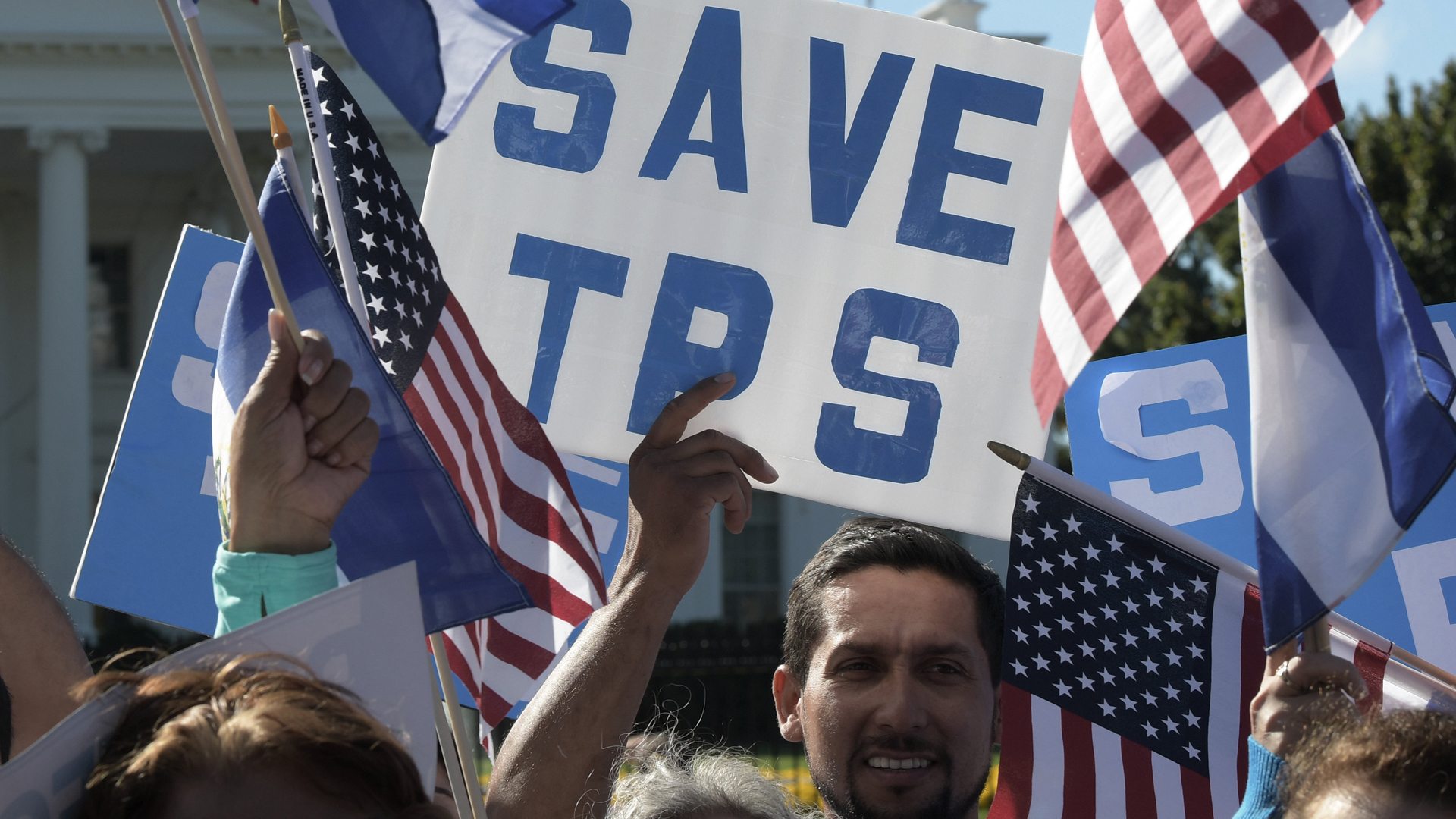 Corte de EE.UU. valida posible deportación de migrantes con protección temporal