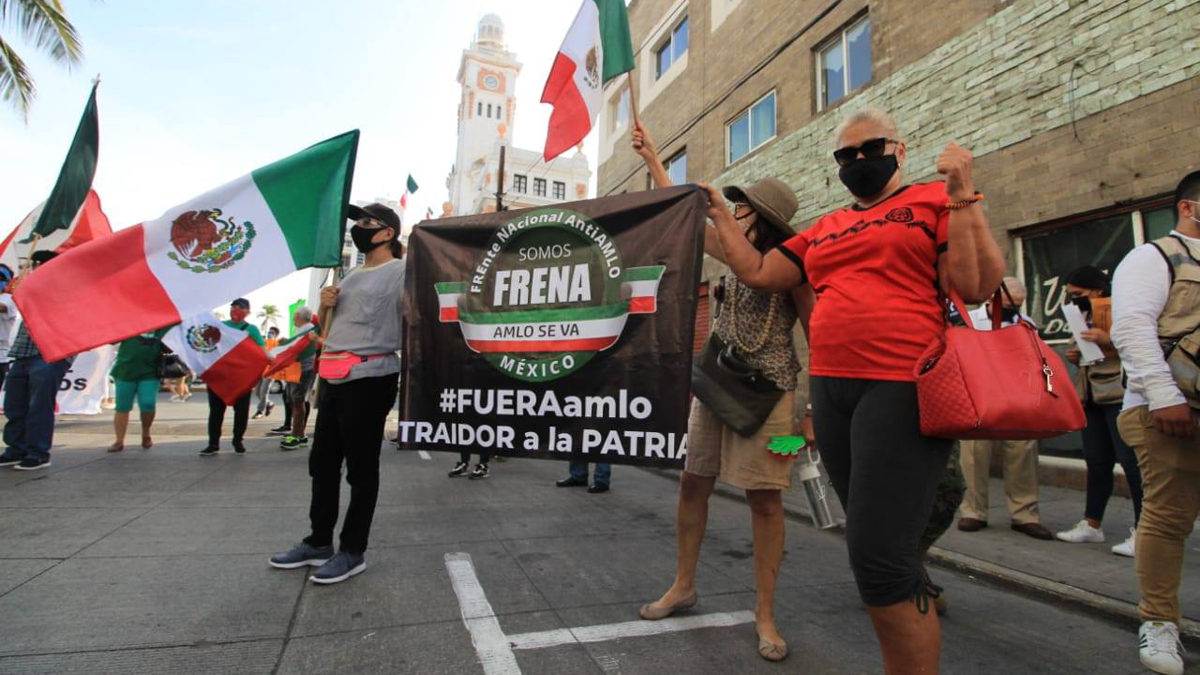 Se manifiesta FRENAAA en Veracruz durante visita de López Obrador