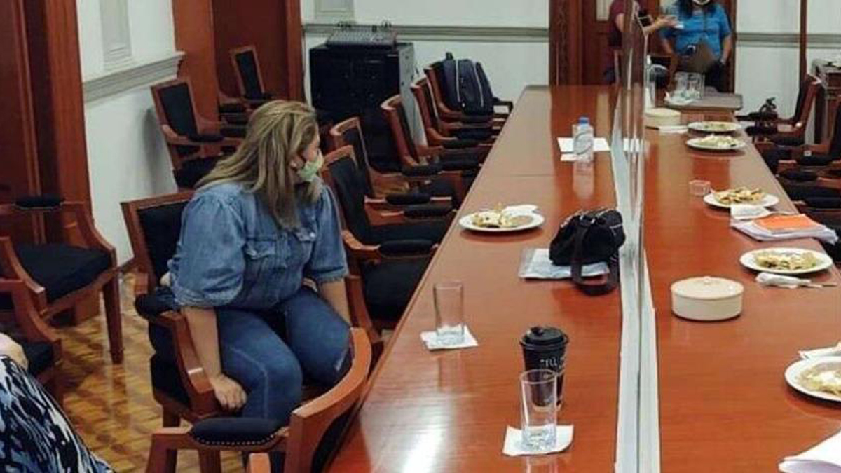 Por exigencia de justicia, madre de víctima de abuso sexual se amarra a silla en la CNDH