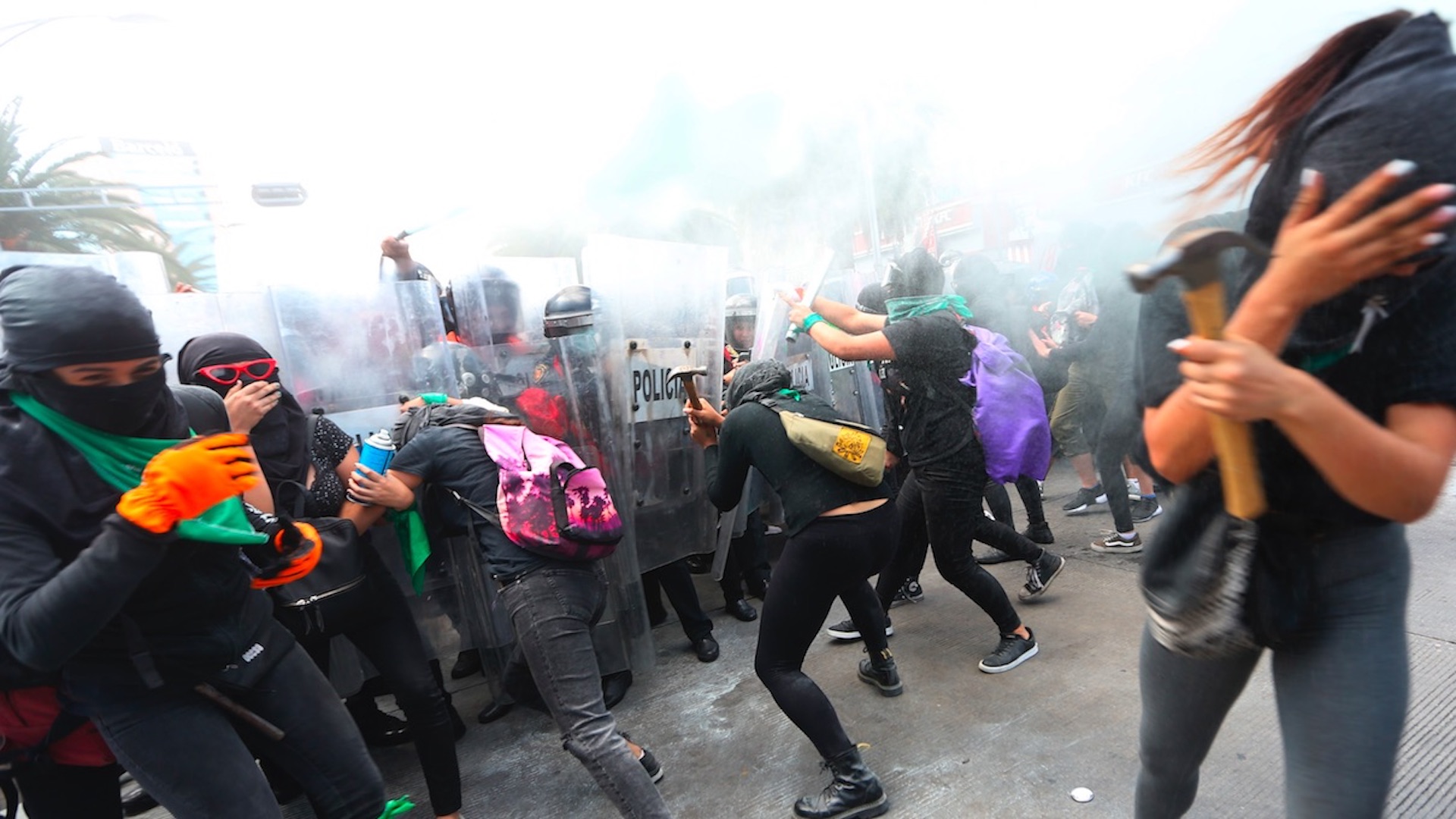 Hay compromiso en la CDMX por la causa feminista: Claudia Sheinbaum. Denuncia que colectivas feministas lesionaron a 44 policías