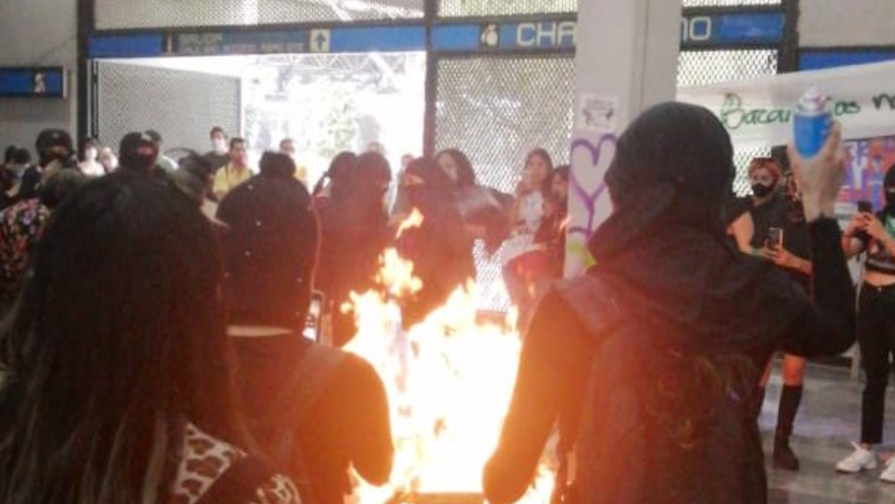Mujeres protestan y vandalizan en Metro Chabacano