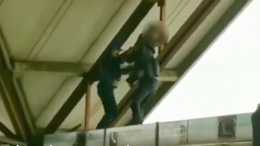 #Video Policías frustran intento de suicidio en el Metro Ciudad Azteca