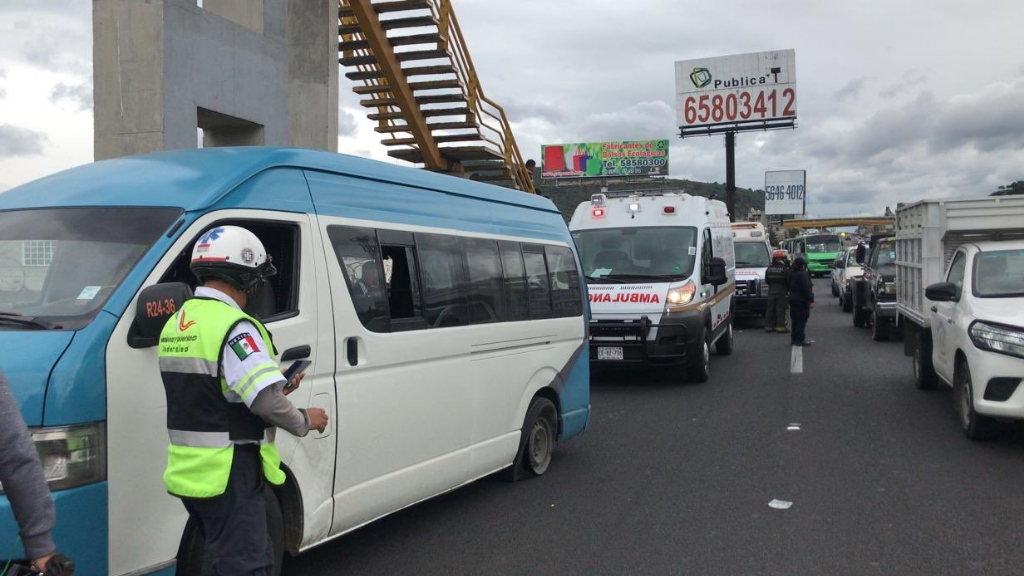 Volcadura en la México-Puebla deja al menos ocho heridos - mexico-puebla-accidente-transporte-publico-2