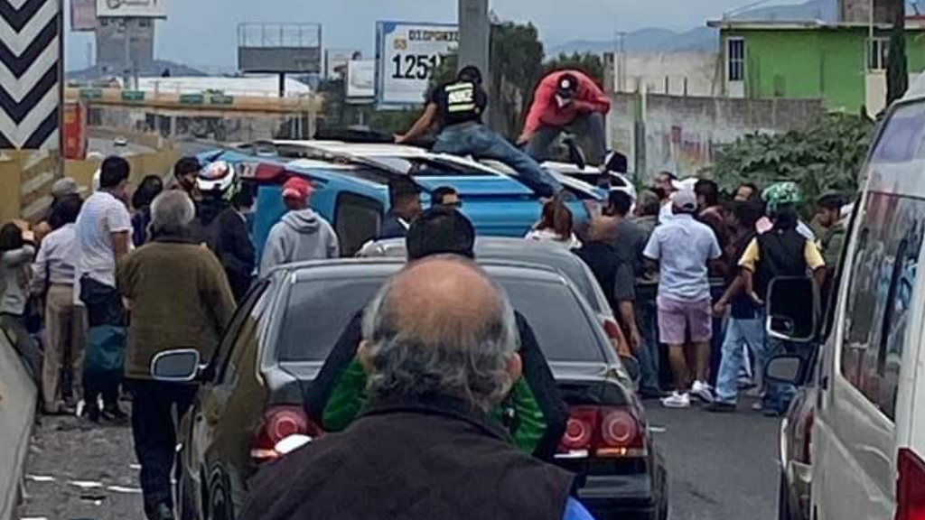 Volcadura en la México-Puebla deja al menos ocho heridos Volcadura en la México-Puebla deja al menos ocho heridos