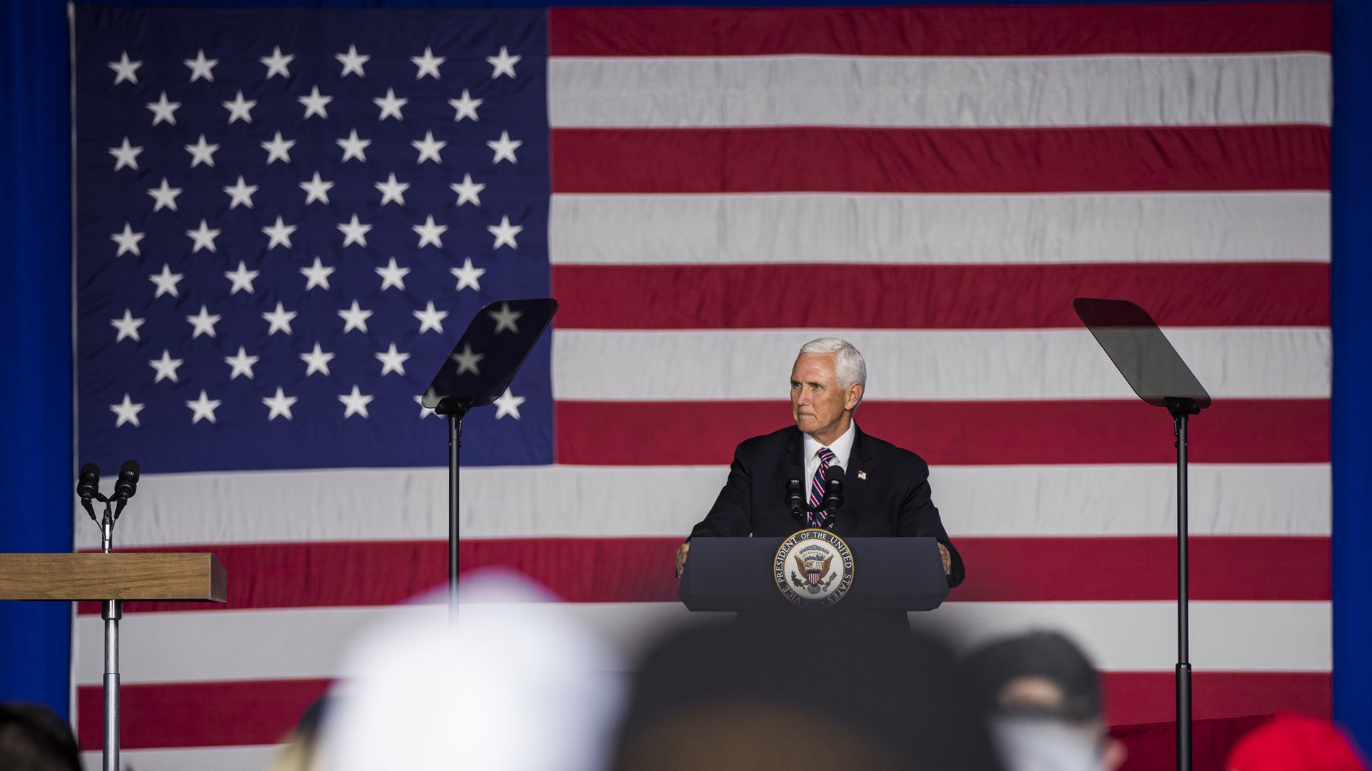Aterriza de emergencia en New Hampshire avión del vicepresidente de EE.UU, Mike Pence