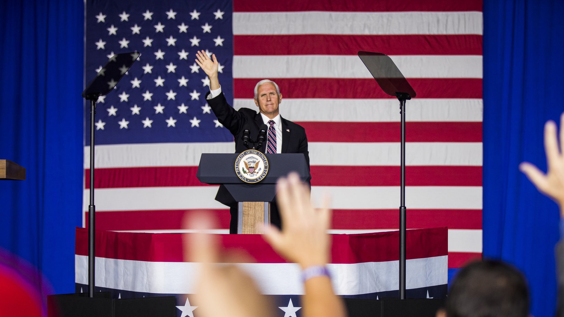 Aterriza de emergencia en New Hampshire avión del vicepresidente de EE.UU, Mike Pence - mike1