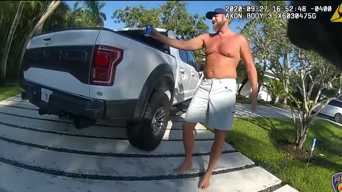 Hospitalizan a exjefe de campaña de Trump por presunto intento de suicidio - momento-en-que-brad-parscale-sale-de-su-casa-con-una-cerveza-en-mano