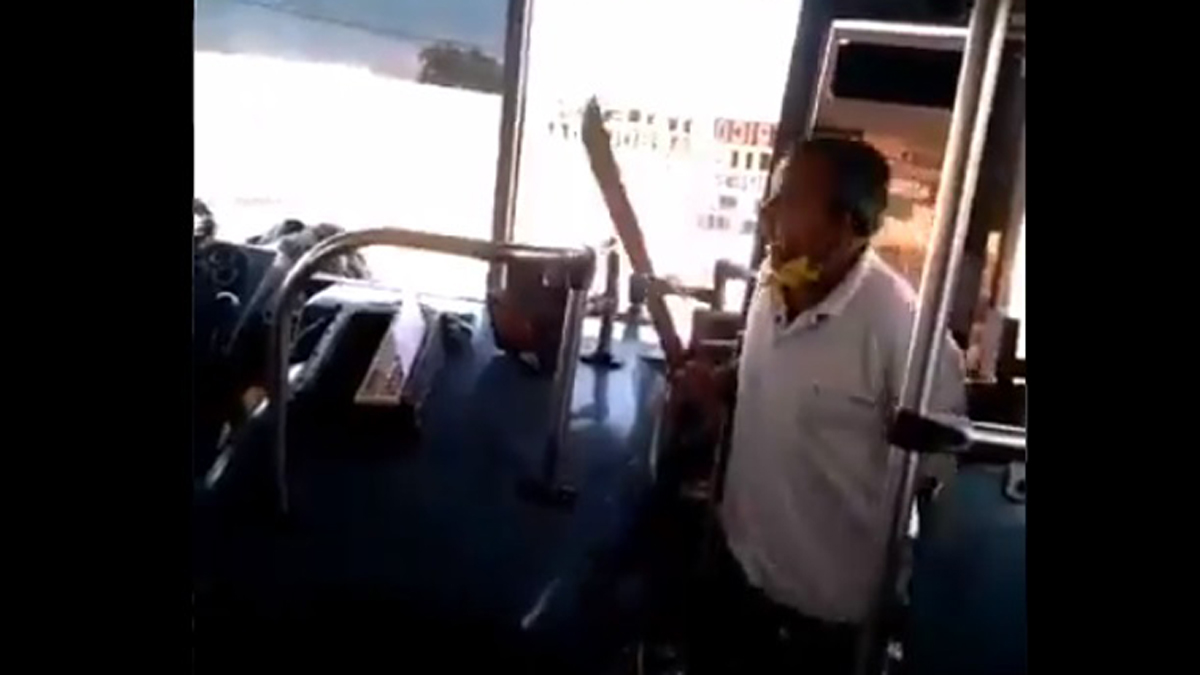 #Video Mototaxista agrede con machete a chofer de camión en Oaxaca #Video Mototaxista agrede con machete a chofer de camión en Oaxaca