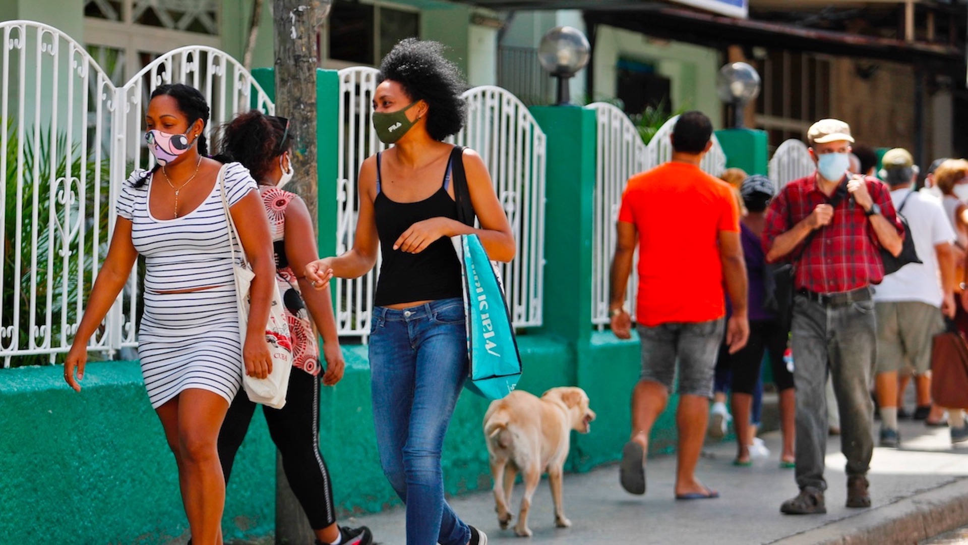 Número de muertos por COVID-19 supera los 900 mil a nivel mundial, confirma OMS