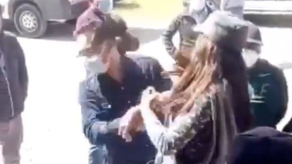 #Video Mujer cachetea a alcalde en Tlaxcala; lo acusa por incumplir compromisos