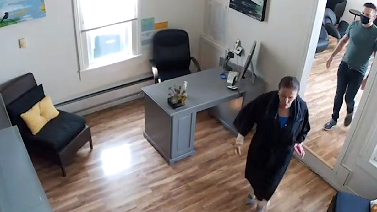 Critican a Nancy Pelosi por acudir a salón de belleza cerrado por la pandemia