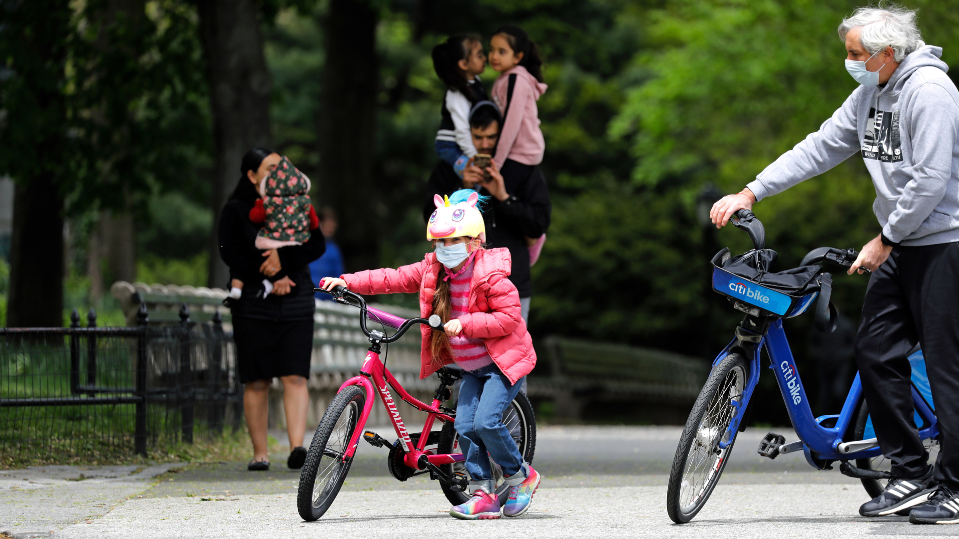 Más de medio millón de niños se ha contagiado de COVID-19 en EE.UU. - nino-disfruta-de-una-salida-al-parque-en-estados-unidos